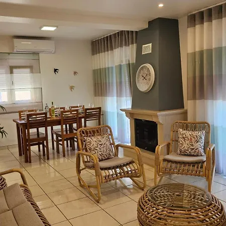 Гостевой дом Villa Seabreeze Piscina Aquecida Privada Vista Mar Perto Da Ericeira Эрисейра